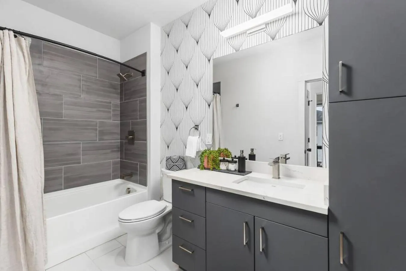 アパート Luxury 2 Bedroom 4 Bed With Huge Wrap Around Patio Gym And Pool ナッシュビル