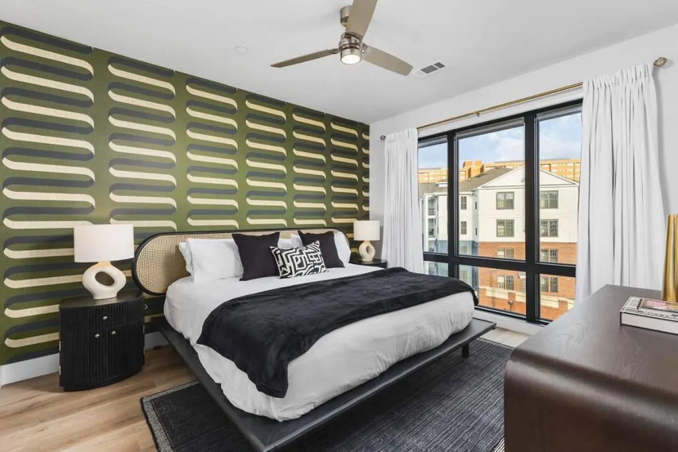 アパート Luxury 2 Bedroom 4 Bed With Huge Wrap Around Patio Gym And Pool ナッシュビル